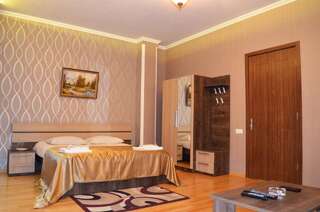 Отель Bonus Hotel Тбилиси Семейный номер с балконом-1